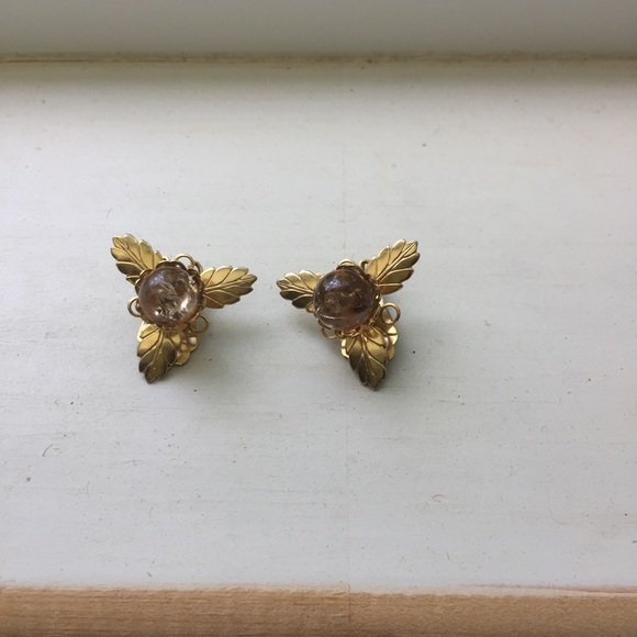 Vintage Jewelry - Lovely floral motif clip earrings